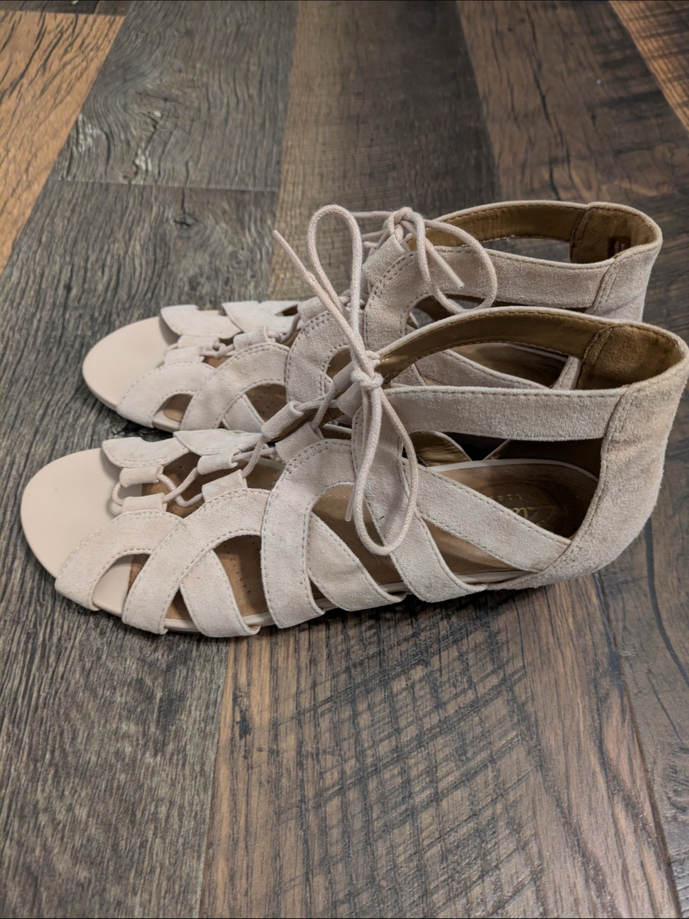 Clarks Artisan Suede Gladiator Sandals Women's 7.5 M Beige Lace Up Wedge Heel - Picture 6 of 8
